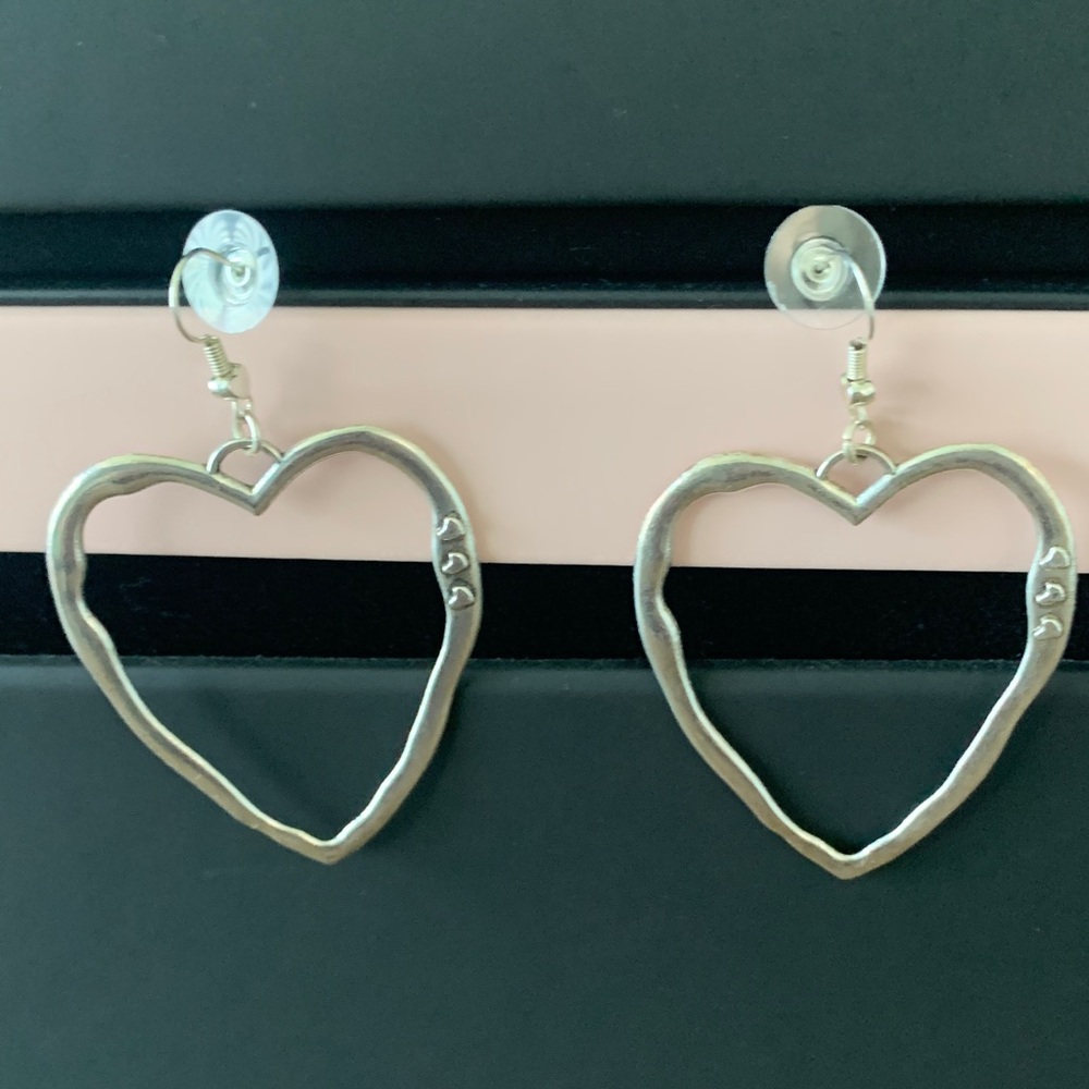 NEW Chic Silver Tone Heart Drop Earrings.
